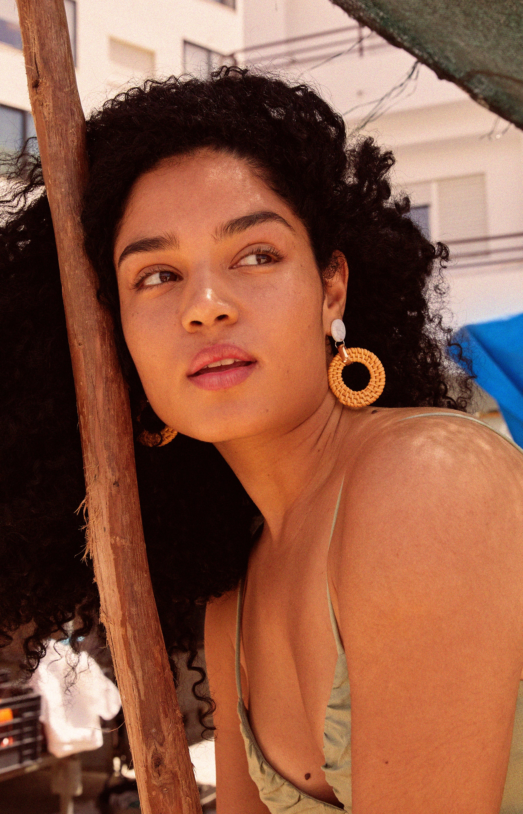 Boucles d'oreilles Summer - Raphia tressé, nacre & métal - Image 3